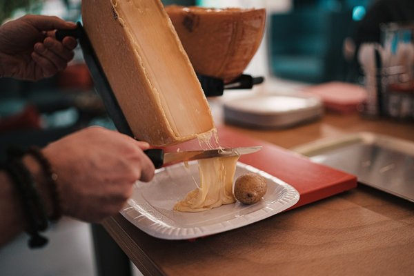 Où trouver des ateliers de fabrication de fromage en Suisse pour les débutants?