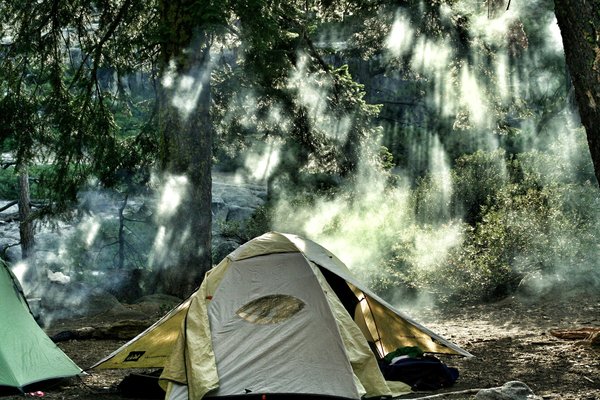 Quels sont les équipements indispensables pour un camping en région côtière?